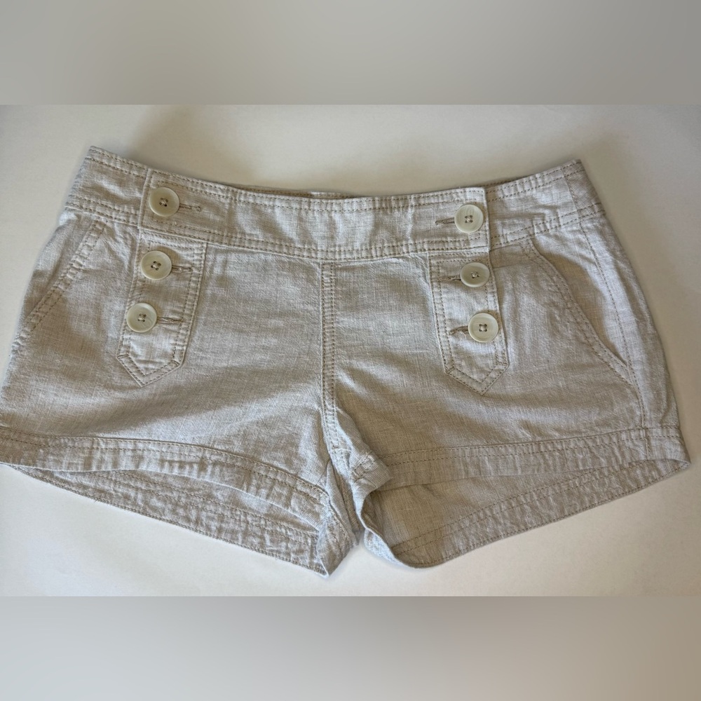 Express Beige Button-Accent Shorts, size 4